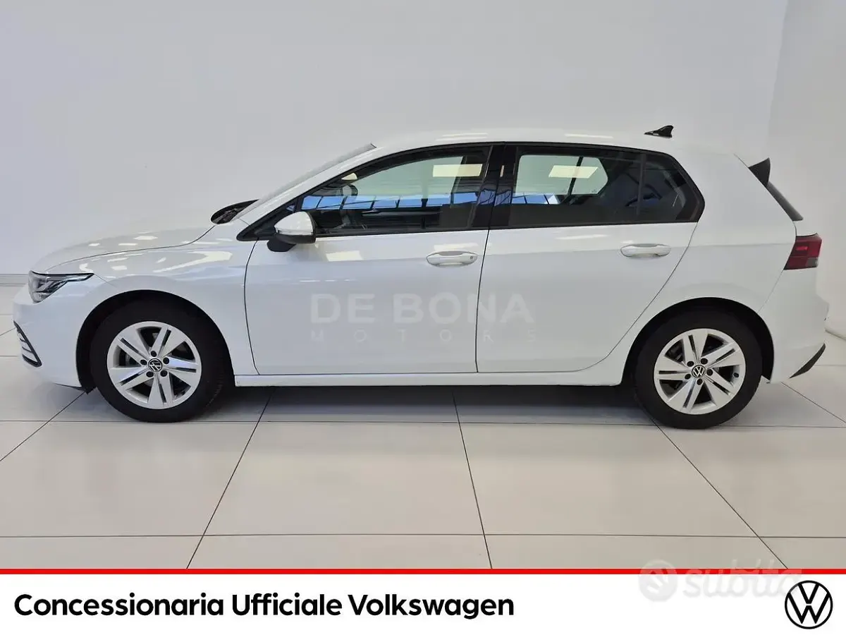 Usata VW Golf VIII Life 110 CV (80 kW) 2021 Oryx white perlato Berlina