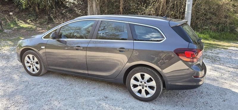 Usata Opel Astra 110 CV (80 kW) 2011 Grigio Station wagon