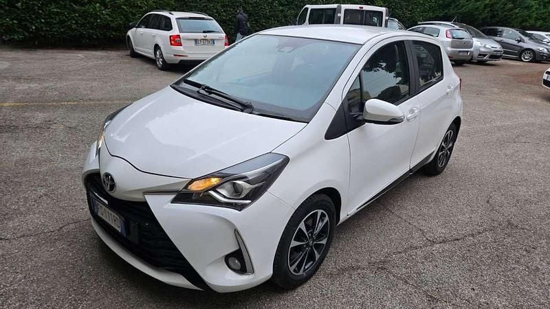 Usata Toyota Yaris Lounge 111 CV (81 kW) 2019 Bianco Berlina