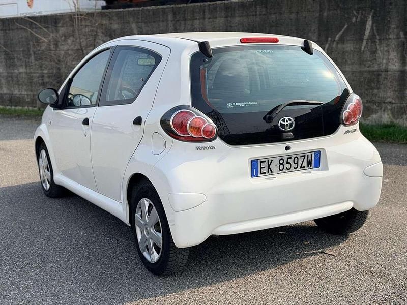 Usata Toyota Aygo 68 CV (50 kW) 2011 Bianco Utilitaria