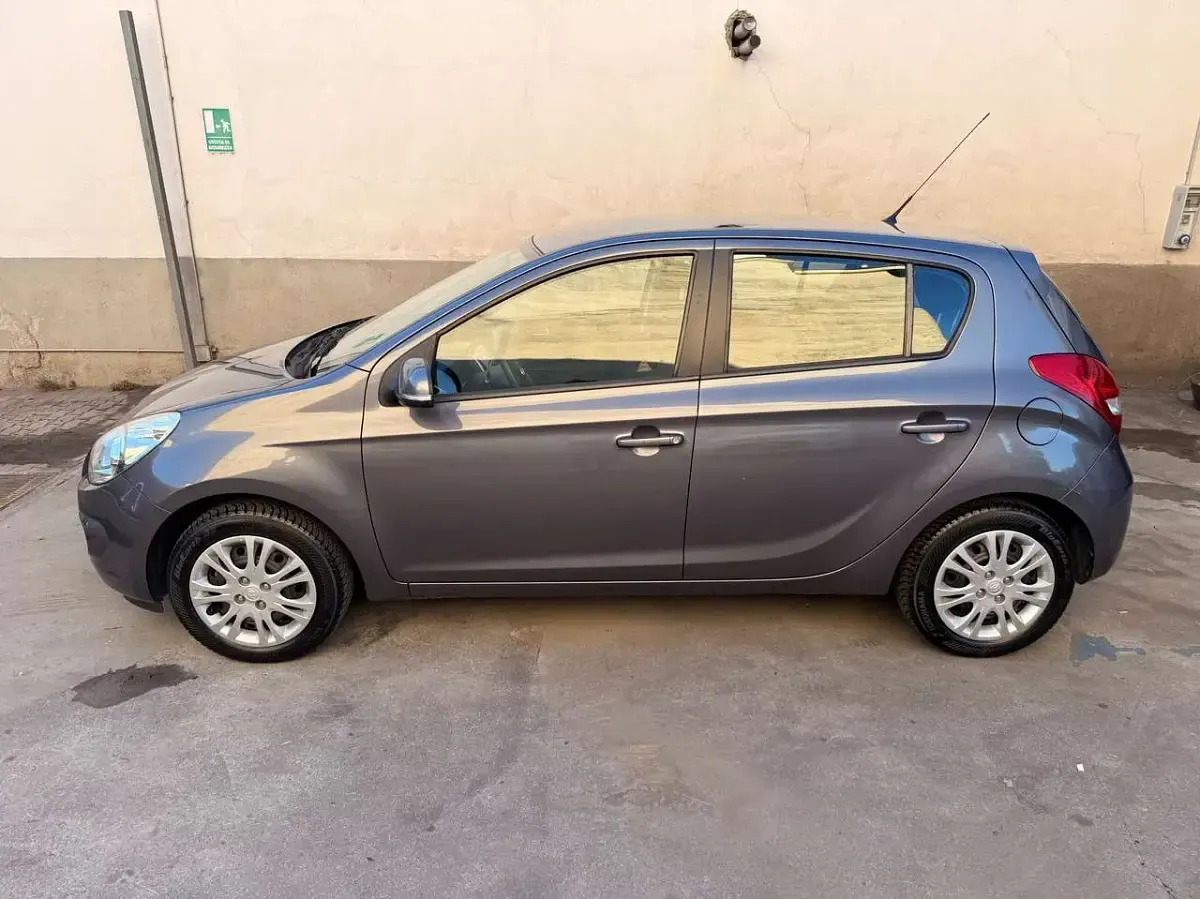 Usata Hyundai i20 Comfort 77 CV (56 kW) 2011 Grigio Utilitaria