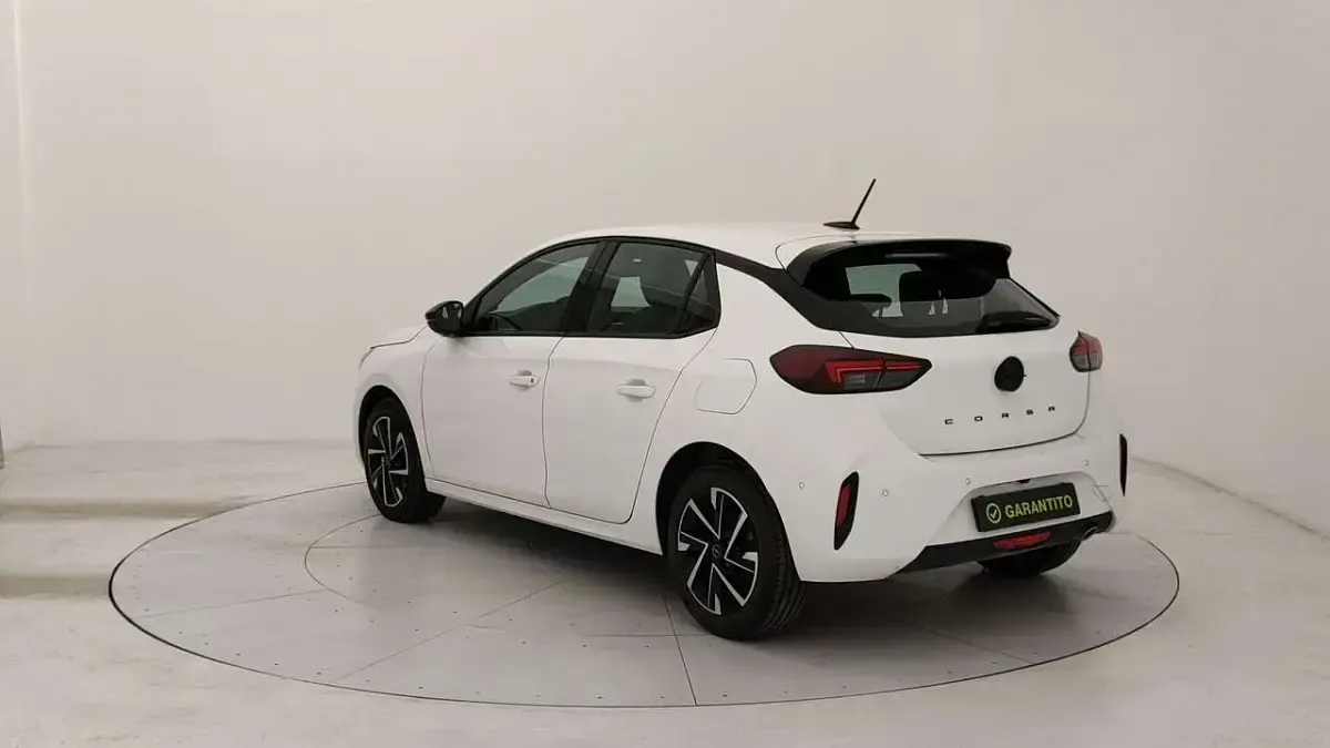 Usata Opel Corsa 101 CV (74 kW) 2025 Arktis white Utilitaria