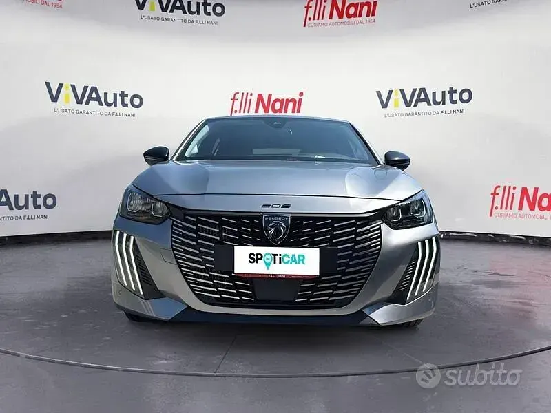 Usata Peugeot 208 Allure 102 CV (75 kW) 2025 Grigio Utilitaria