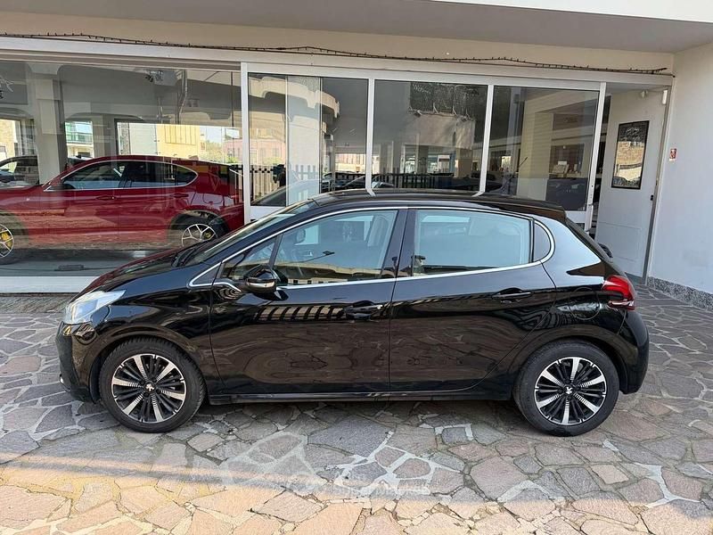 Usata Peugeot 208 Allure 83 CV (61 kW) 2019 Nero Utilitaria