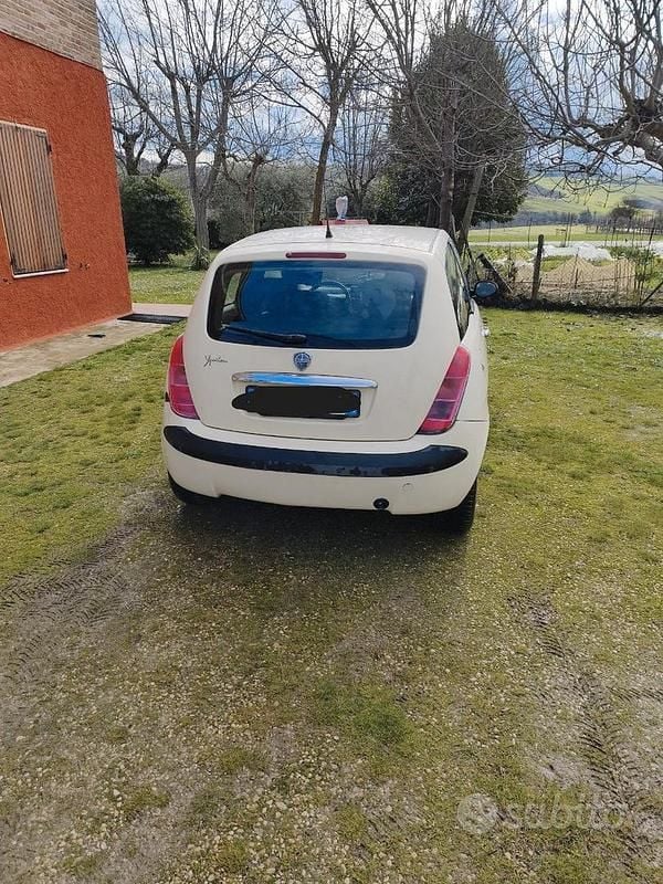 Usata Lancia Ypsilon 60 CV (44 kW) 2005 Bianco Utilitaria