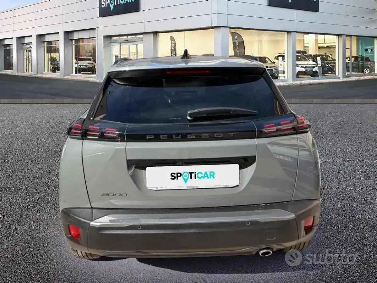Usata Peugeot 2008 Allure 131 CV (96 kW) 2024 Grigio scuro SUV