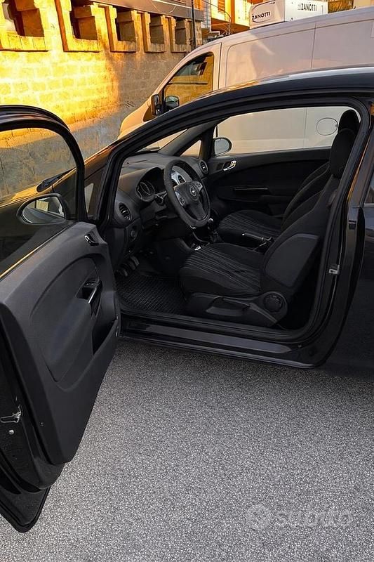 Usata Opel Corsa 75 CV (55 kW) 2009 Nero Utilitaria