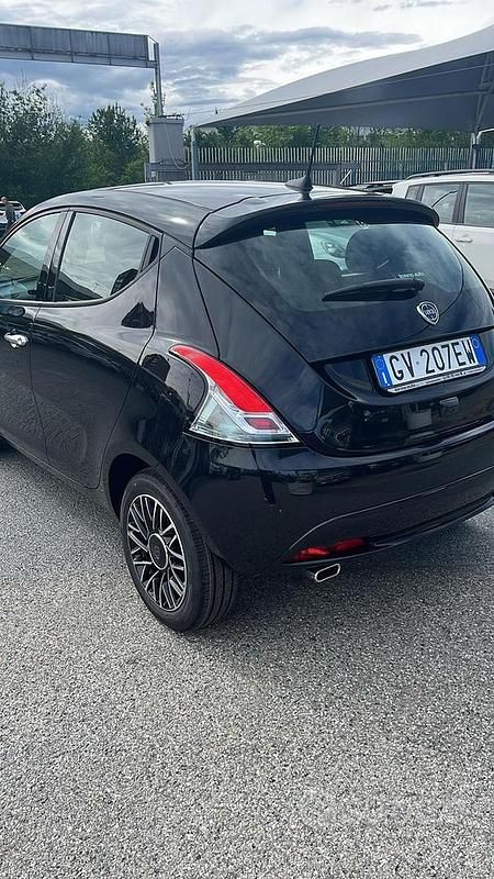 Usata Lancia Ypsilon 70 CV (51 kW) 2024 Nero Utilitaria