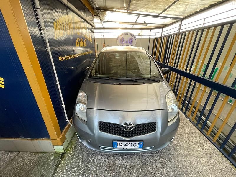 Usata Toyota Yaris 87 CV (63 kW) 2006 Argento Berlina