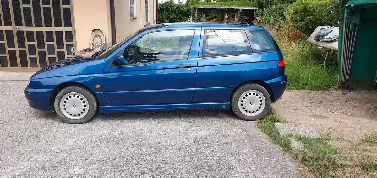 Usata Alfa Romeo 145 103 CV (75 kW) 2000 Blu Utilitaria