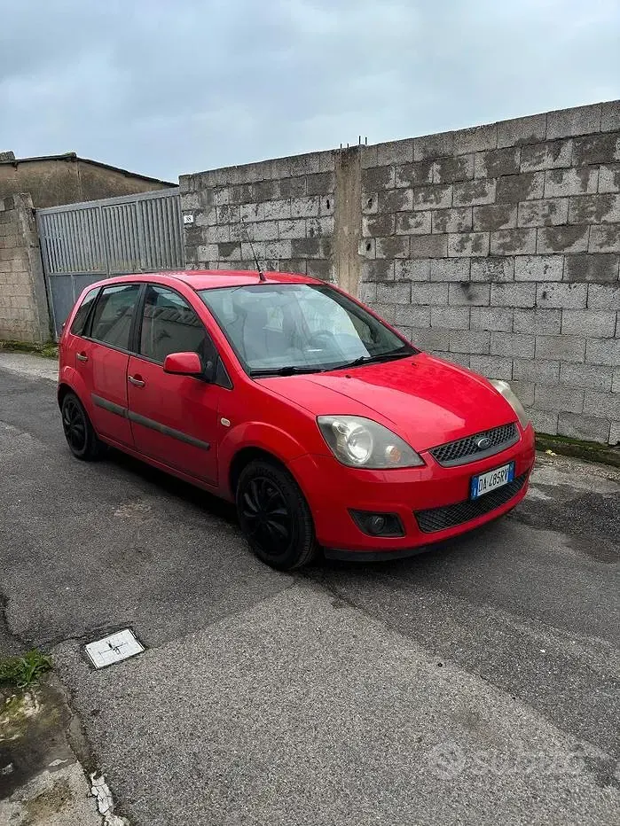 Usata Ford Fiesta 80 CV (58 kW) 2006 Rosso Utilitaria
