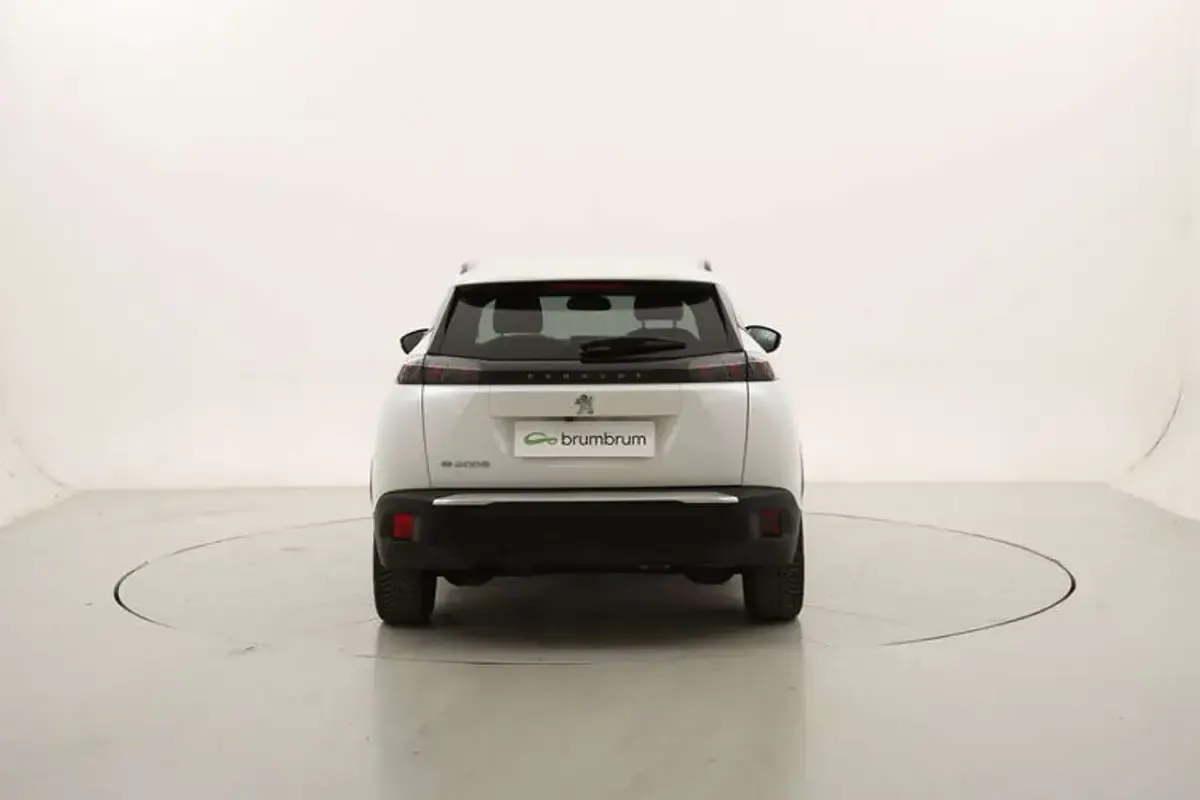 Usata Peugeot e-2008 Allure 56 kW (77 CV) 2021 Bianco SUV