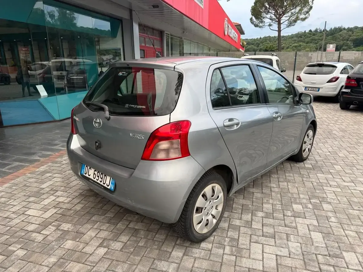 Usata Toyota Yaris 69 CV (50 kW) 2006 Grigio Berlina
