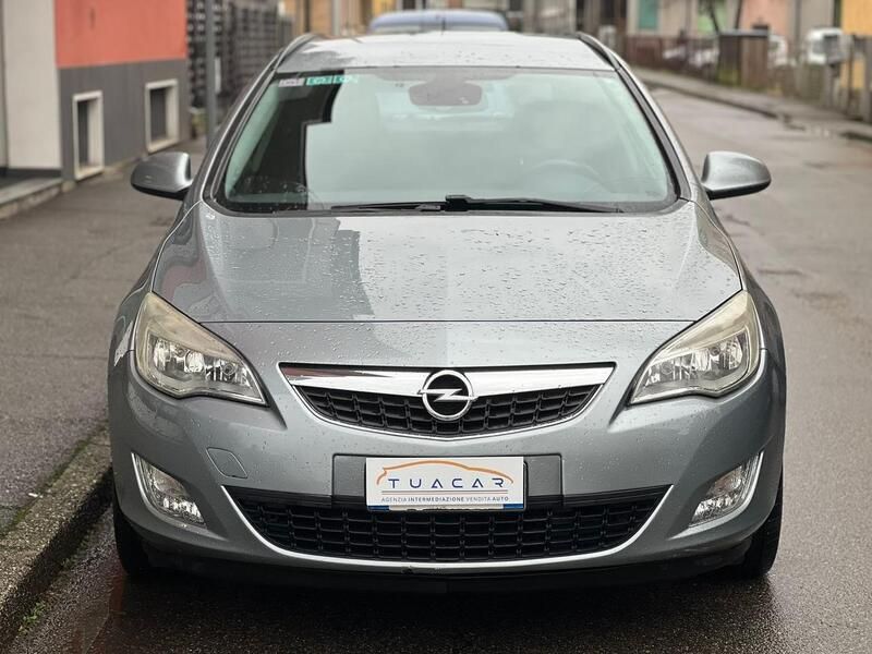 Usata Opel Astra Cosmo 110 CV (80 kW) 2011 Argento Berlina