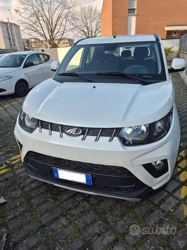 Usata Mahindra KUV100 83 CV (61 kW) 2021 Bianco SUV