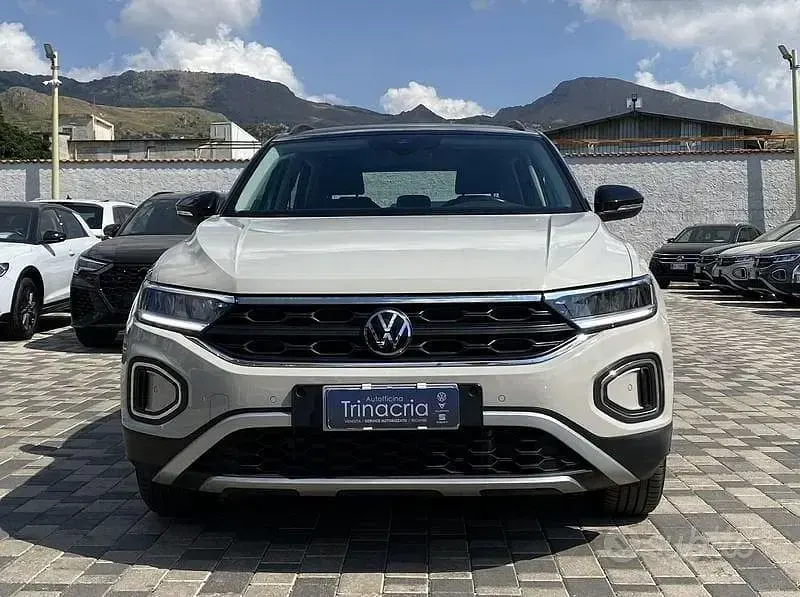 Usata VW T-Roc Life 110 CV (80 kW) 2023 Nero SUV