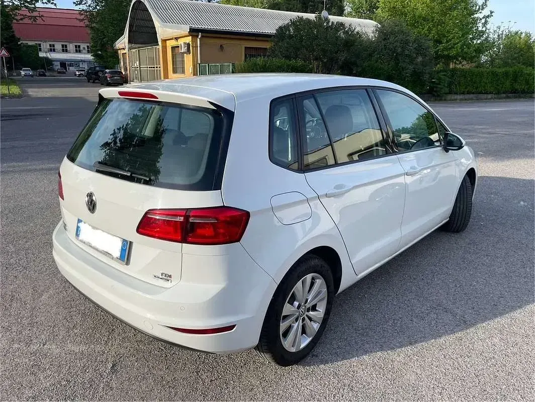 Usata VW Golf Sportsvan Comfortline 110 CV (80 kW) 2015 Bianco Monovolume