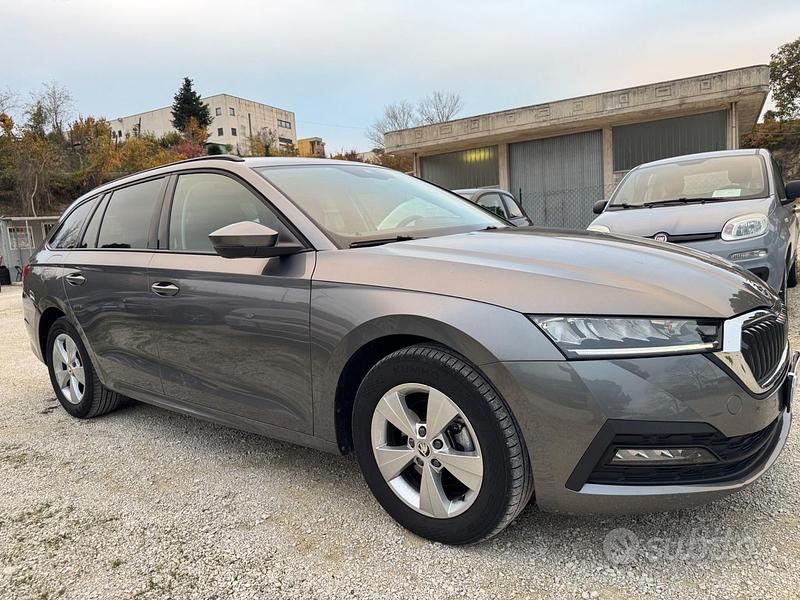 Usata Skoda Octavia Executive 116 CV (85 kW) 2022 Grigio Station wagon