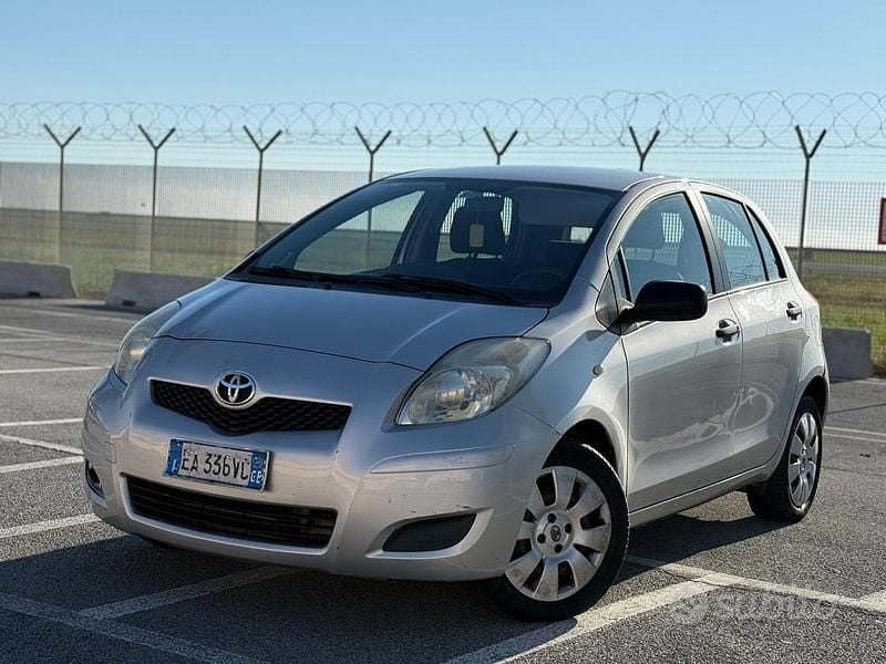 Grigio Usata 2010 Toyota Yaris Tre volumi | 3900 € (Super prezzo) - Immagine 1/4
