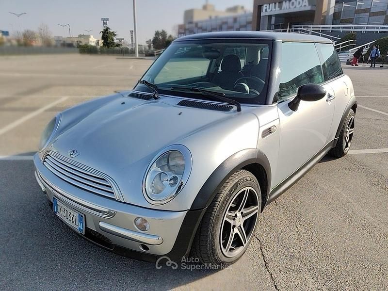 Usata Mini ONE 75 CV (55 kW) 2004 Gray Utilitaria