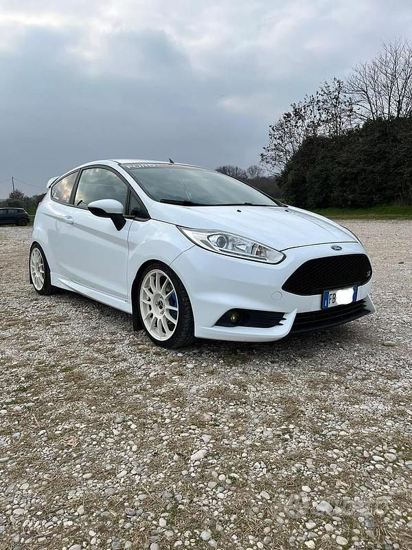 Usata Ford Fiesta ST 182 CV (133 kW) 2015 Bianco Berlina