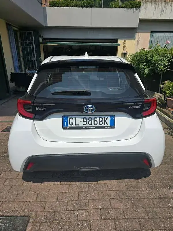 Usata Toyota Yaris Hybrid Trend 92 CV (67 kW) 2022 Berlina