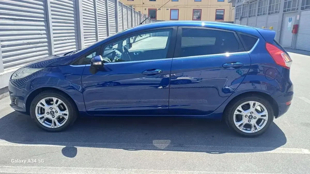 Usata Ford Fiesta Titanium 75 CV (55 kW) 2017 Bluazzurro Utilitaria
