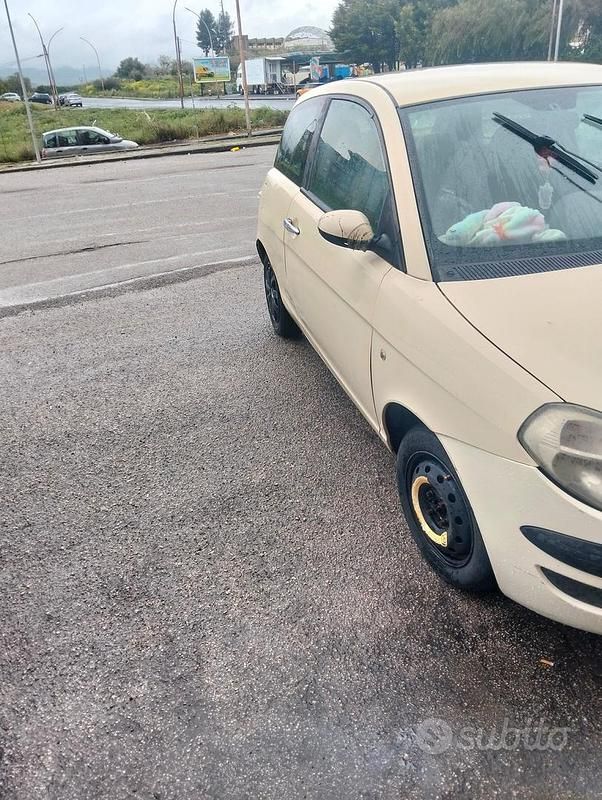 Usata Lancia Ypsilon 60 CV (44 kW) 2004 Giallo Utilitaria