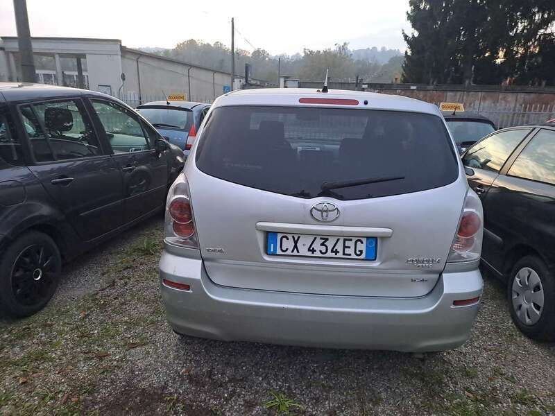 Usata Toyota Corolla Verso 177 CV (130 kW) 2006 Grigio Monovolume