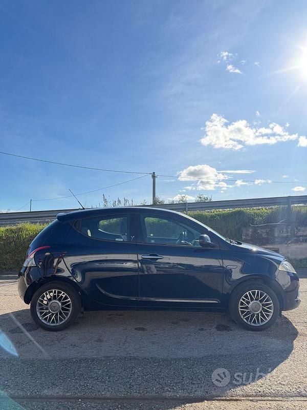 Usata Lancia Ypsilon Gold 95 CV (69 kW) 2017 Blu Utilitaria