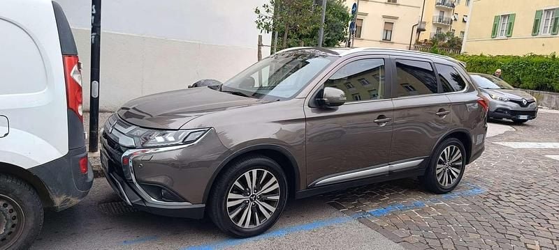 Usata Mitsubishi Outlander Instyle 150 CV (110 kW) 2021 Marrone SUV