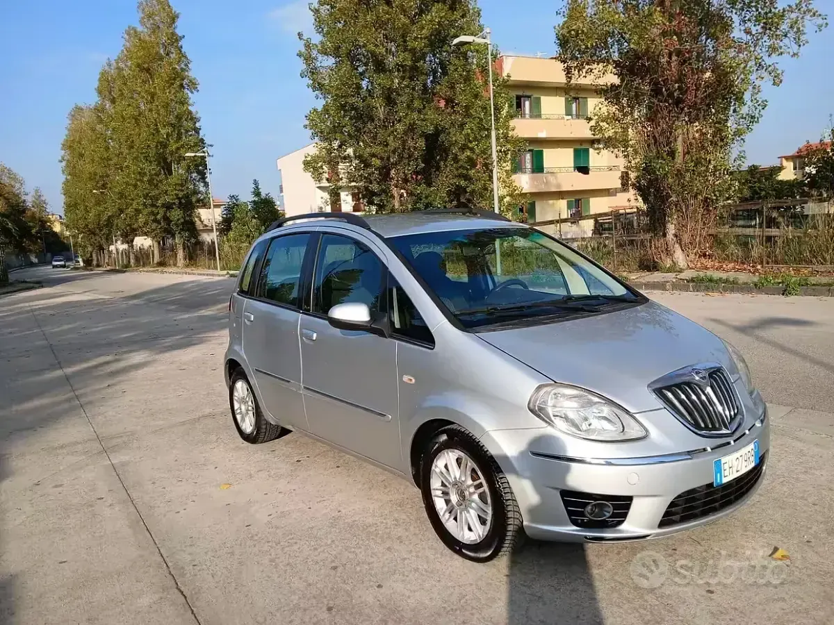 Usata Lancia Musa 95 CV (69 kW) 2011 Grigio Monovolume
