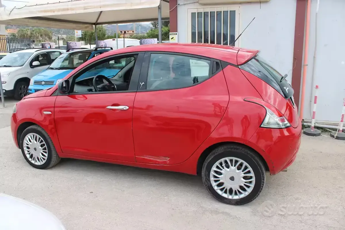 Usata Lancia Ypsilon Gold 95 CV (69 kW) 2017 Rosso Utilitaria