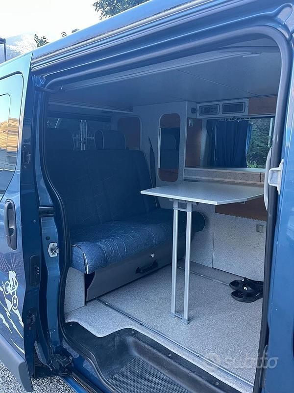 Usata Opel Vivaro 2006 Blu Monovolume