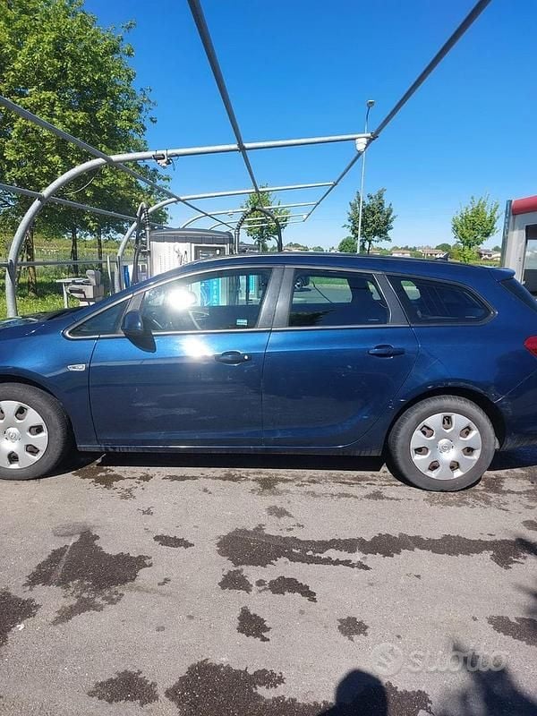 Usata Opel Astra 110 CV (80 kW) 2011 Blu Berlina