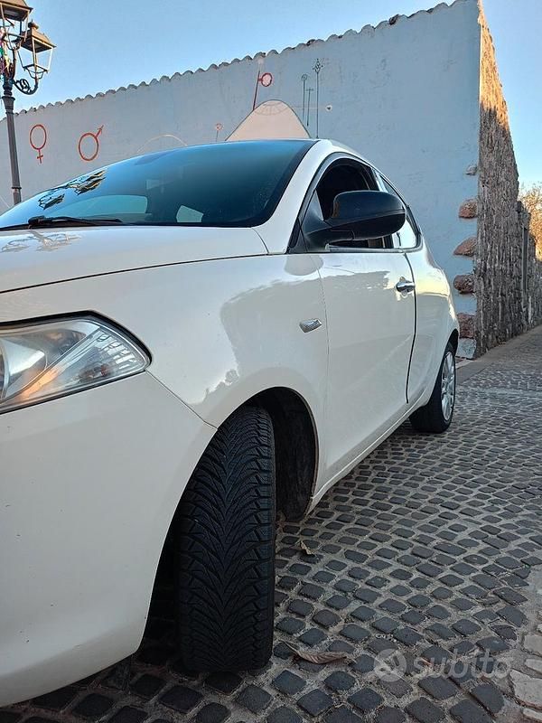 Usata Lancia Ypsilon 60 CV (44 kW) 2012 Bianco Utilitaria