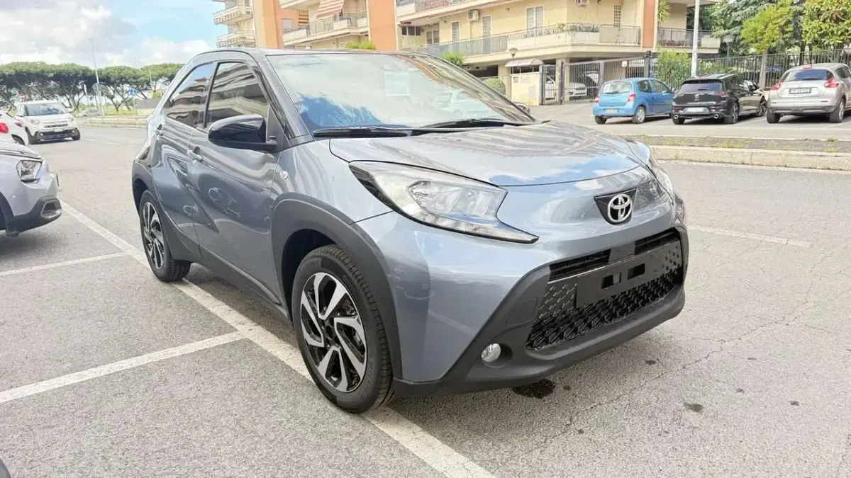 Nuova Toyota Aygo X Lounge 72 CV (52 kW) 2025 Grigio SUV