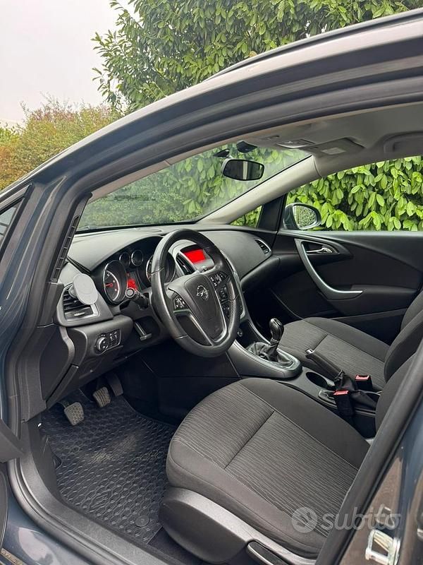 Usata Opel Astra 82 CV (60 kW) 2014 Grigio Berlina
