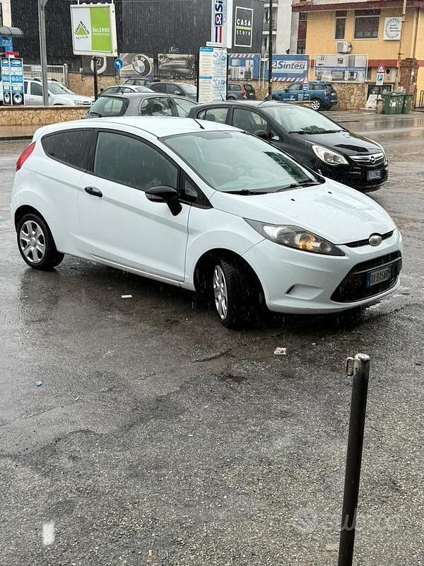 Usata Ford Fiesta 68 CV (50 kW) 2009 Bianco Berlina