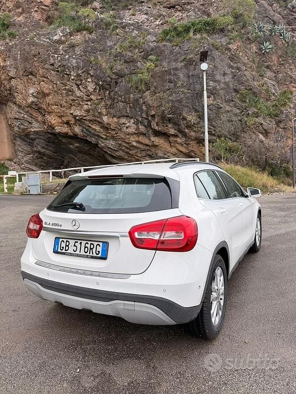Usata Mercedes GLA200 Executive 136 CV (100 kW) 2018 Bianco SUV