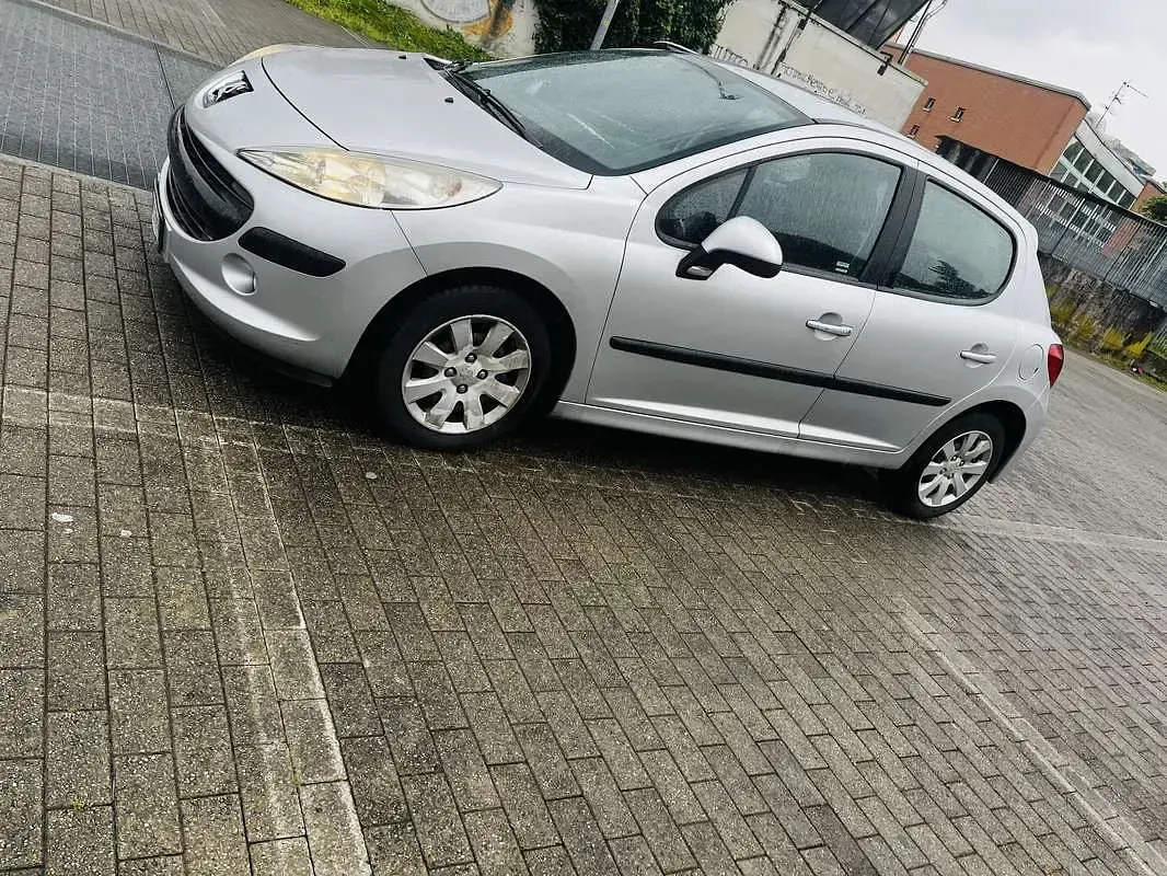 Käytetty Peugeot 207 Filou 73 HP (53 kW) 2008 Sedan