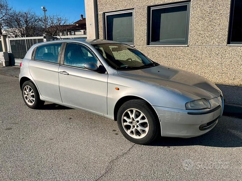 Grigio Usata 2004 Alfa Romeo 147 Distinctive Utilitaria | 1500 € (Ottimo prezzo) - Immagine 1/4