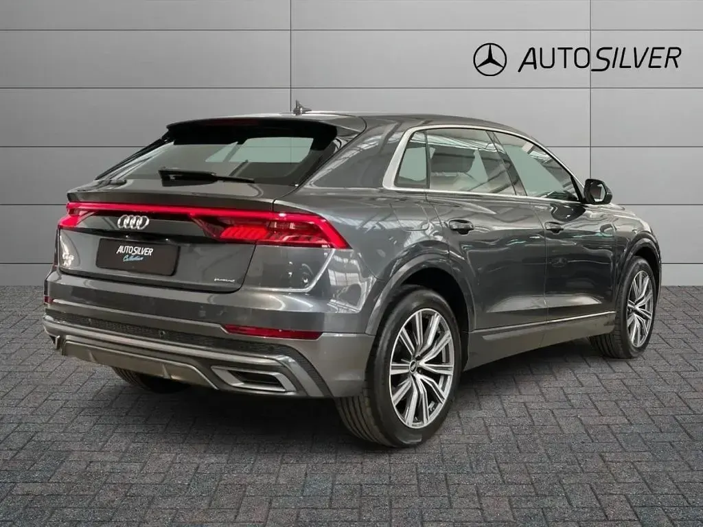 Usata Audi Q8 340 CV (250 kW) 2021 Grigio / metallizzato SUV