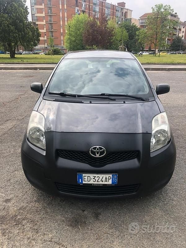 Second-hand Toyota Yaris 69 CP (50 kW) 2010 Gri Hatchback