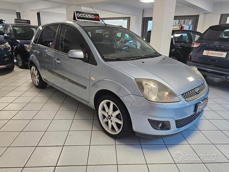 Usata Ford Fiesta Ghia 68 CV (50 kW) 2006 Blu Utilitaria