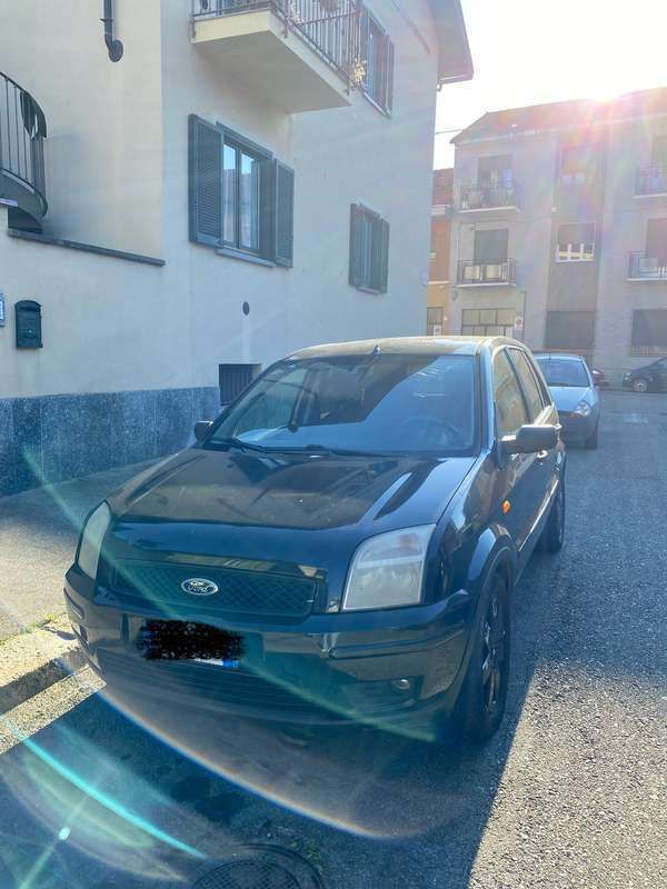 Usata 2005 Ford Fusion Zetec Monovolume | 1400 € (Buon prezzo) - Immagine 1/4