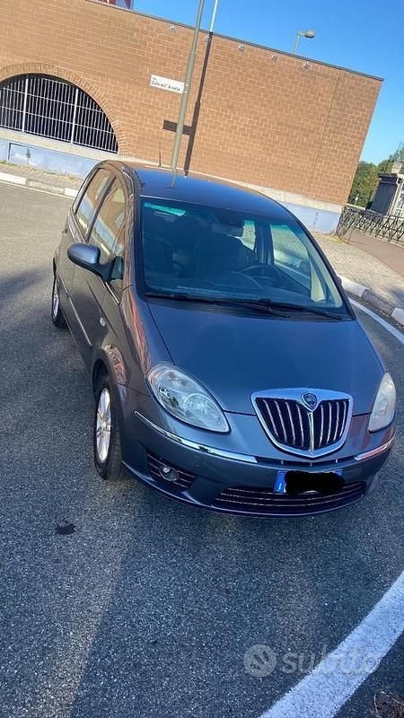 Argento Usata 2010 Lancia Musa Monovolume | 4800 € (Cara) - Immagine 1/4