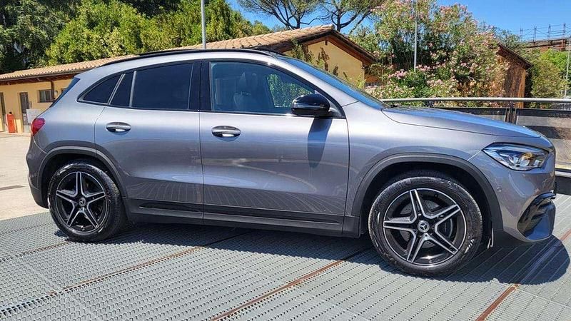 Grigio scuro Usata 2021 Mercedes GLA200 Premium SUV | 34.500 € (Buon prezzo) - Immagine 1/4