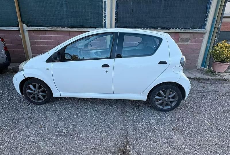 Usata Toyota Aygo 68 CV (50 kW) 2011 Bianco Utilitaria