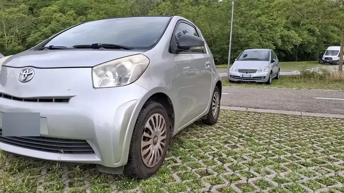 Usata Toyota iQ Sol 68 CV (50 kW) 2011 Grigio Utilitaria